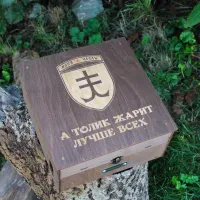 Наливатор алкогольный на 4 рюмки с гравировкой.