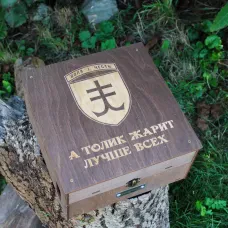Наливатор алкогольный на 4 рюмки с гравировкой.