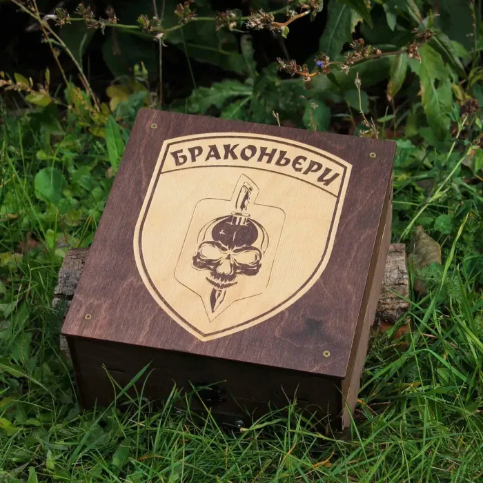 Наливатор алкогольный для напитков на 4 рюмки с гравировкой - браконьеры