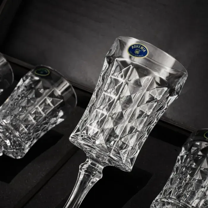 Набор для вина Bohemia Diamond (4 бокала 200 мл) в деревянной коробке с гравировкой - подарочный набор