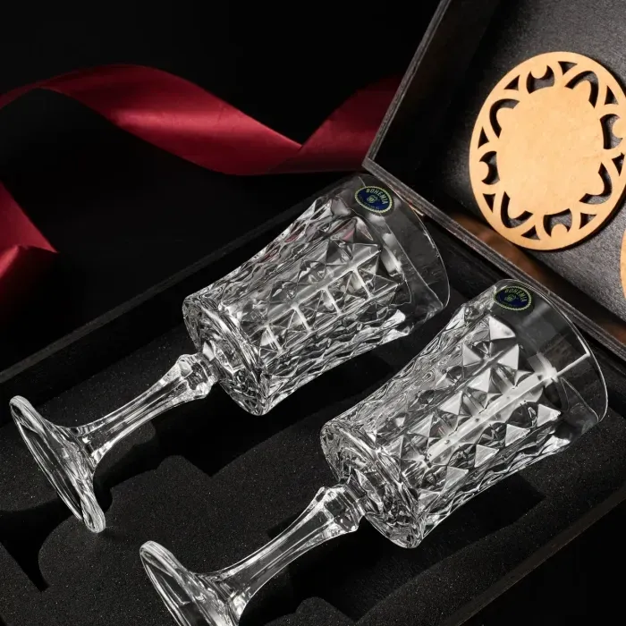 Набор для вина Bohemia Diamond, 2 бокала 200 мл + коробка дерево, гравировка – подарочный комплект