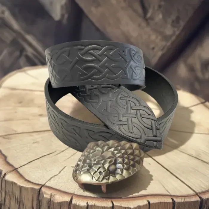 Кожаный Ремень (тиснение) ручной работы с пряжкой "Змея" латунь Gorillas Accessories. Подарочный ремень