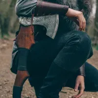Викингский Топор "Ворон Одина" Gorillas BBQ - Ручная Ковка U8, Артистическая Гравировка