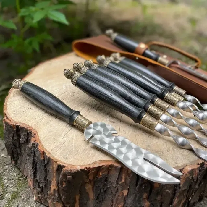 Подарунковий набір шампурів 6 шт. з дерев'яною ручкою «ЛИЦАР МАХ» Gorillas BBQ в шкіряному чохлі. 8 предметів