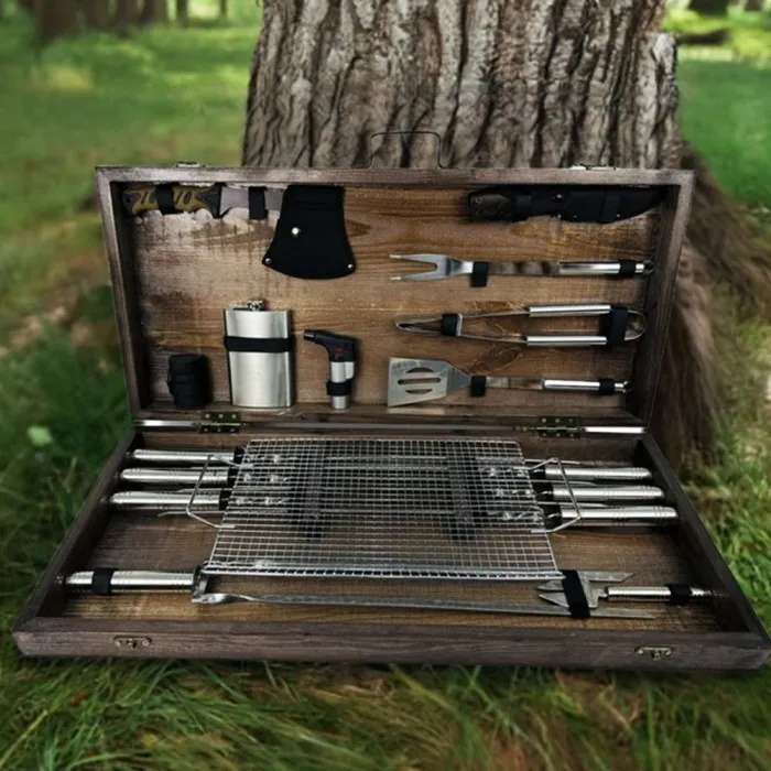 Подарунковий набір для пікніка BBQ Max, ручної роботи, у зручному дерев'яному кейсі.