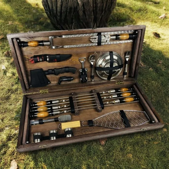 Набір подарунковий для пікніка Grill Master у зручному дерев'яному кейсі, ручної роботи, на велику компанію.