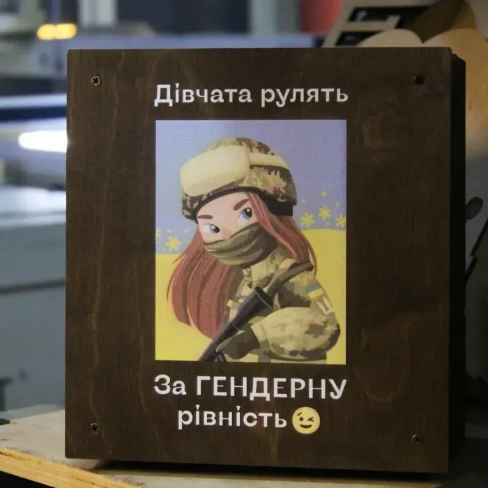 Наливатор для алкоголя с подсветкой и 4 рюмками: стильный подарок для вечеринок, с гравировкой
