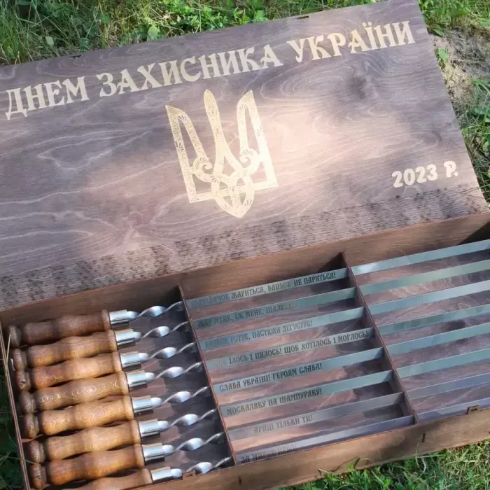 Шампуры с деревянными ручками и гравировкой 10 шт. Набор шампуров для подарка