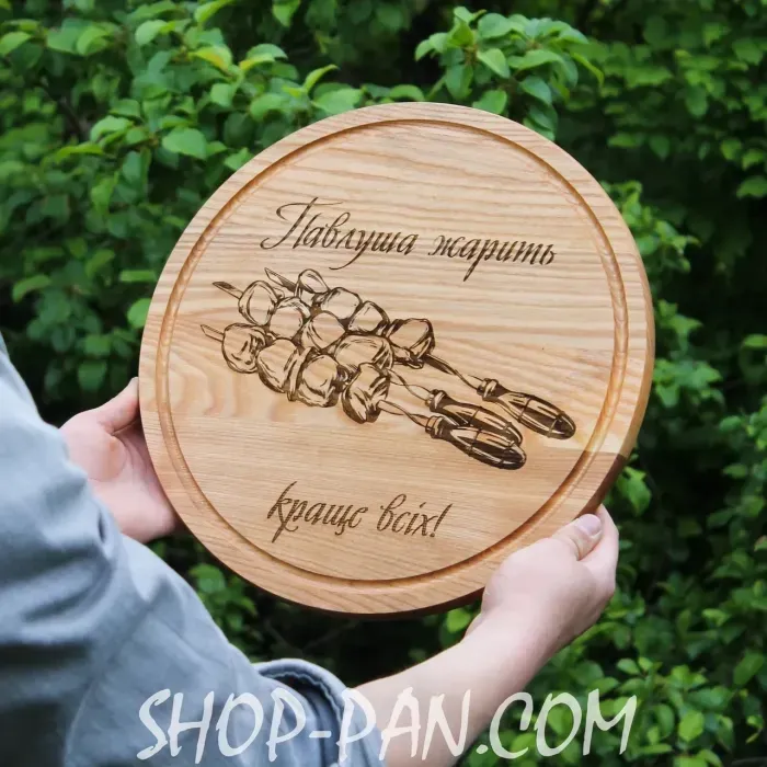 Кухонна дошка з гравіюванням Павлуша жарит лучше всех