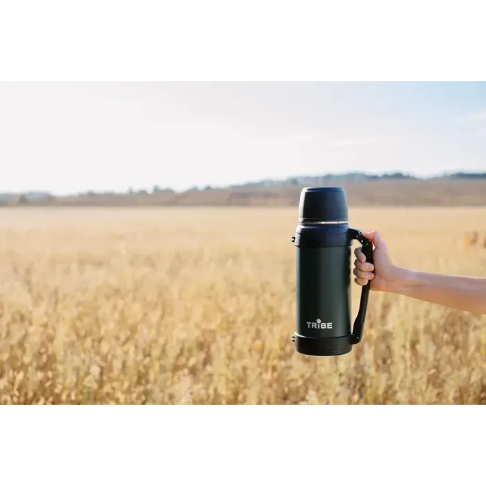 Термос Tribe Family Line 2.5L Olive: великий термос з ручкою та ременем, до 24год тепло/холод